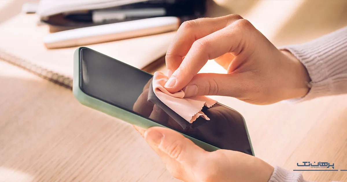 تمیز کردن ال سی دی با یک دستکال تمیز و ضد خش